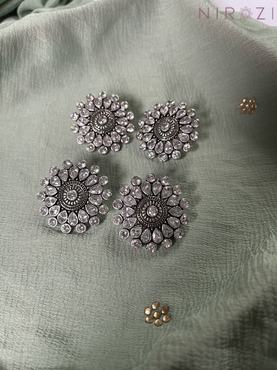 Chameli Stud Earrings - Nirozi